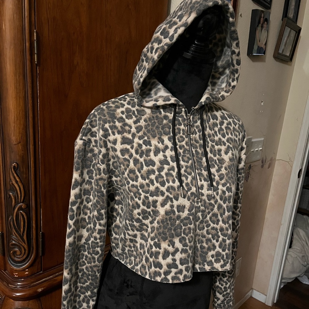 AMP| Tops | Cheetah Print Cropped
Hoodie